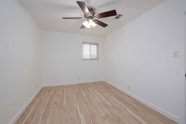 Building Photo - 8525 Maine Dr