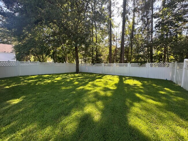 Building Photo - Four Bedroom Home with Private Fenced Back Yard in the Farm!