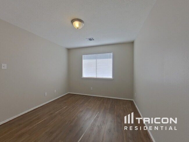 Building Photo - 33107 Cottonwood Bend