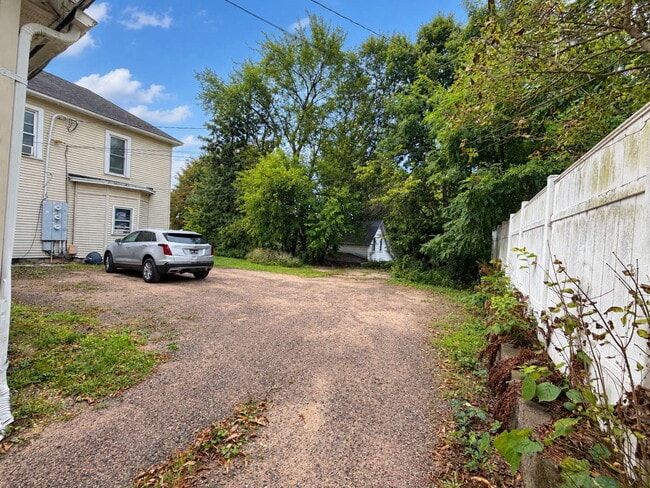 Building Photo - 3 Bedroom Student Rental New UW-Eau Claire - Available Now!