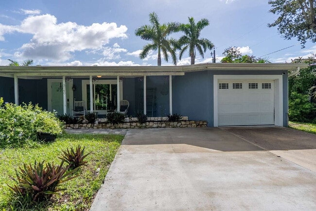 Building Photo - Living Across from Sarasota Bay 3BR/2.5BA ...