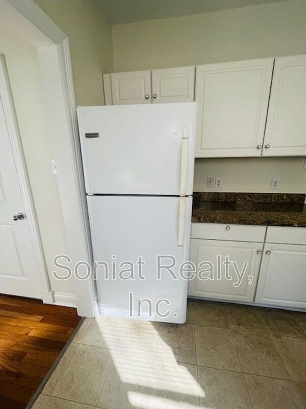 Building Photo - 3215 Nashville Ave