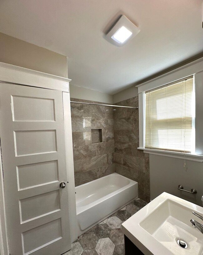 Building Photo - Gorgeous 4 Bedroom Home Now Available!!