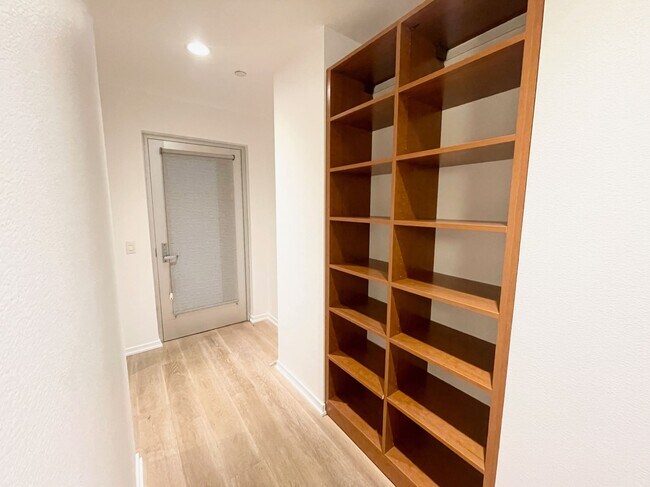 Building Photo - Dogpatch: Exceptional 1 Bed 1.5 Bath Condo @ Esprit Park with Garage Parking and Storage