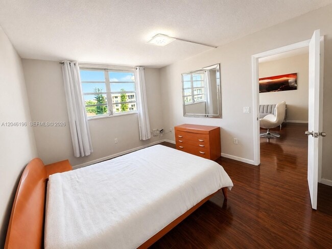 Building Photo - 2859 Leonard Dr