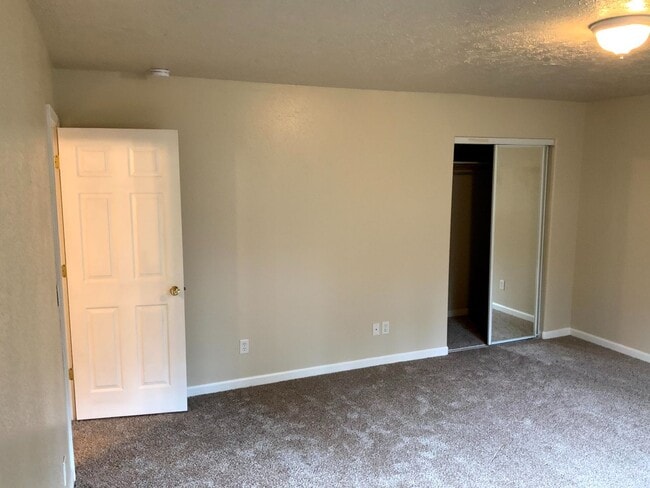 Building Photo - 4 Bedroom 2 Bathroom Home Near Thurston