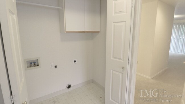 Building Photo - Roomy One Level 2 Bdrm Duplex w/ Open Floo...