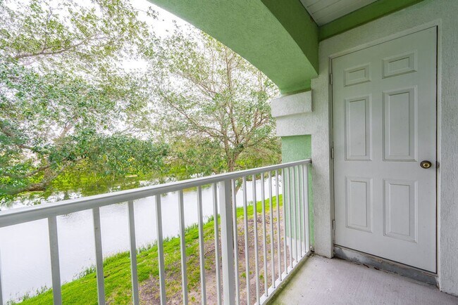 Building Photo - Lakefront Townhome