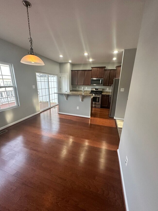 Building Photo - Welcome to Plantation Lakes!