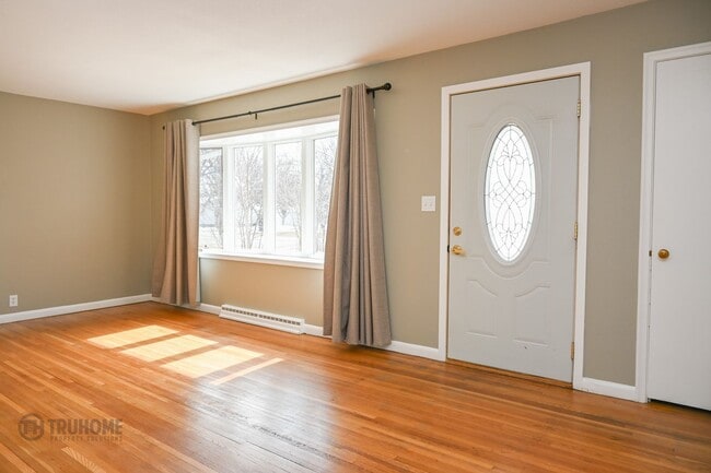 Building Photo - 4 Bed 2 Bath in Prime Location: Your Perfect Home Close to UND!