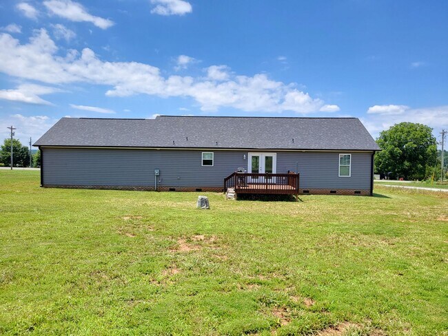 Building Photo - 1330 Daniels Rd