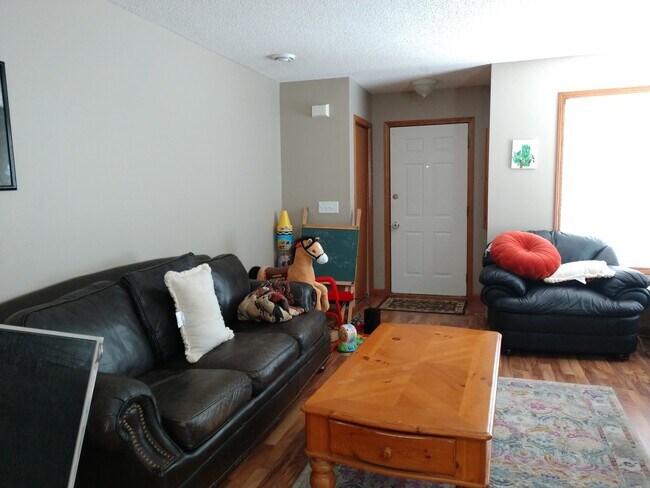 Building Photo - Corner Lot Townhouse on Cul de Sac