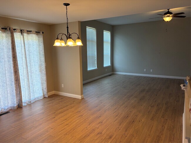 Building Photo - 627 Gandalf Ln