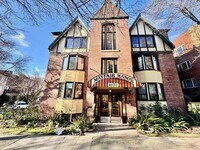 Building Photo - Charming Studio in the heart of Capitol Hill!!!!!