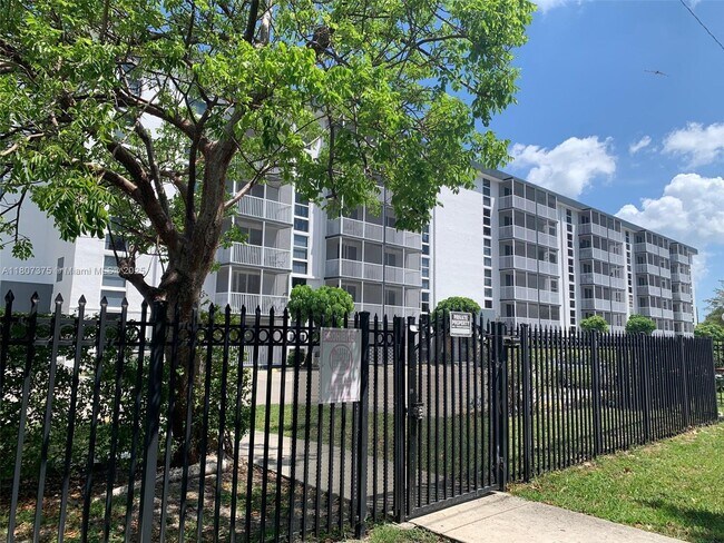 Building Photo - 16851 NE 23rd Ave