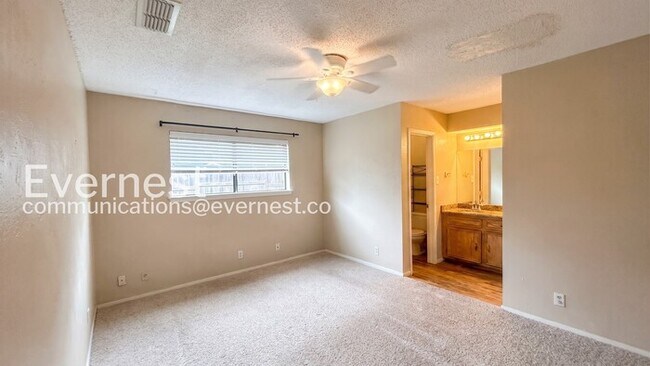 Building Photo - 3 Bed, 2 Bath Home with Fenced Yard & Garage / Pet-Friendly / Available Now!
