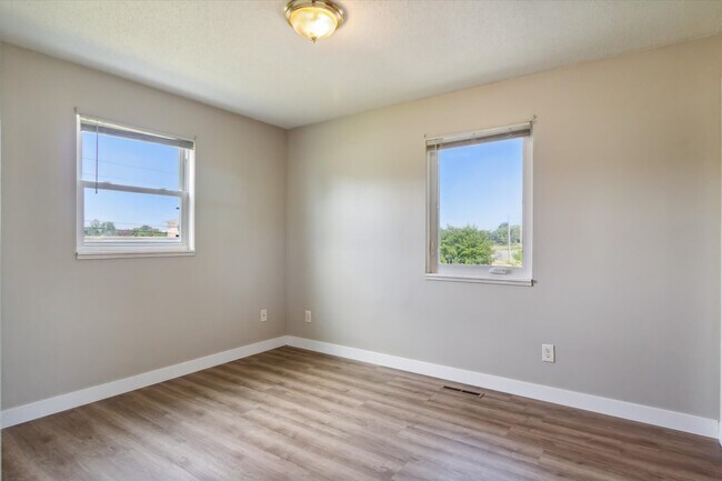 Building Photo - 2445 S Isabella Rd