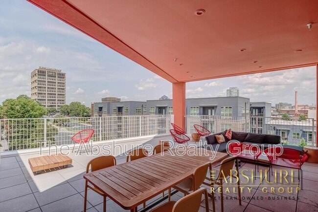 Building Photo - 600 S Duke St