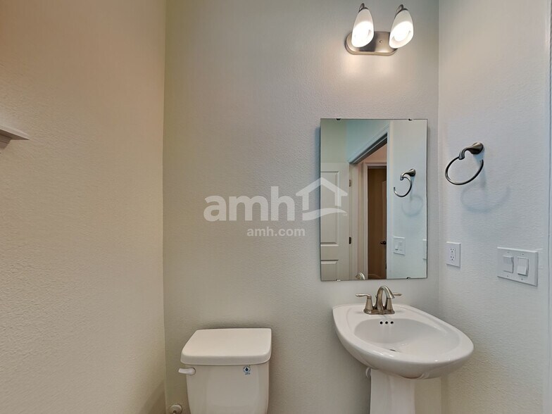 Building Photo - 1158 Sky Lks Dr