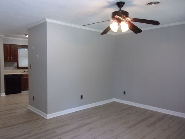 Building Photo - 2 Bedroom 1 Bath Ground Floor Condo