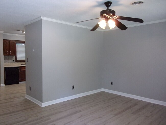 Building Photo - 589 Cedarvilla Dr