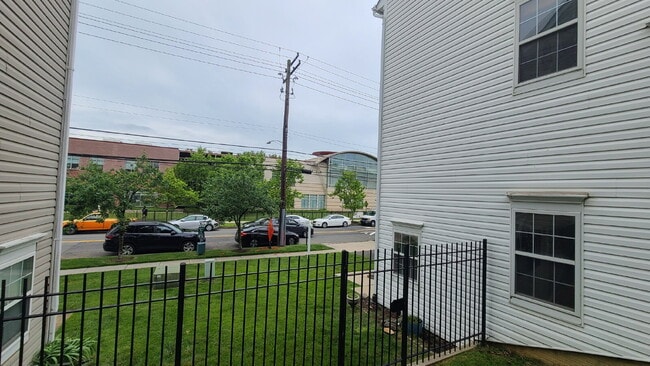 Building Photo - Charming townhouse on Metro bus line, shor...