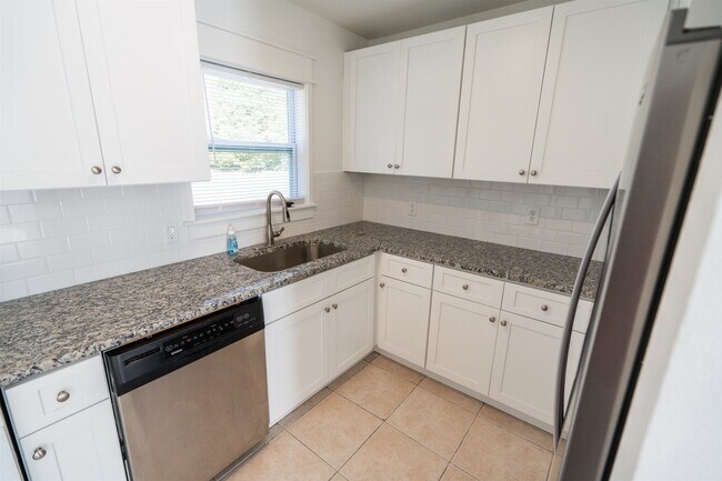 Building Photo - 406 Essex Dr