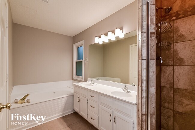 Building Photo - 8861 Reflections Cove