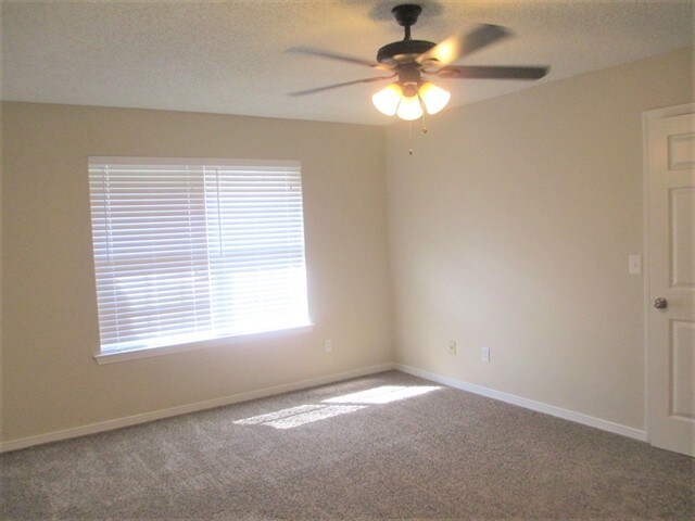 Building Photo - 3156 Peppertree Dr