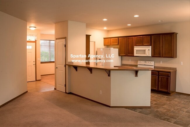 Building Photo - 912 Grinnell Ave SW