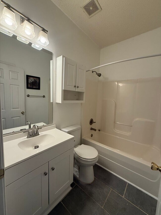 Building Photo - 450 Sterling Dr