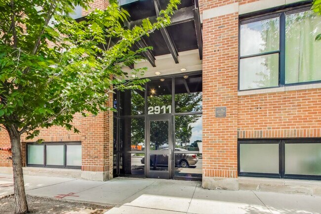 Building Photo - 2911 N Western Ave