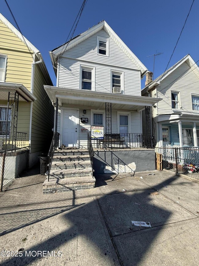 Primary Photo - 467 State St