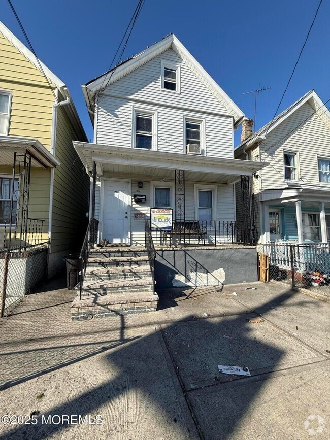 Building Photo - 647 State St