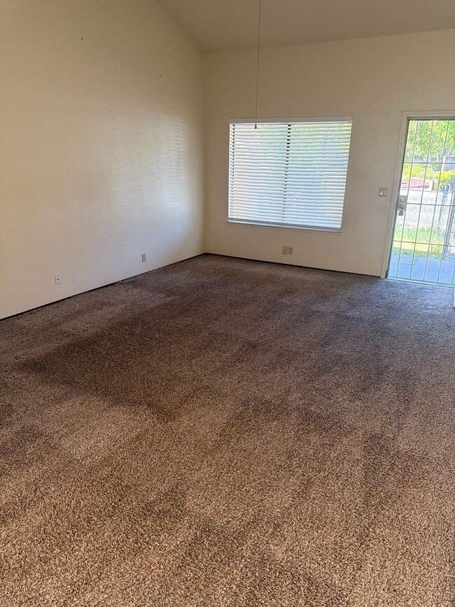 Building Photo - 2 Bed 2 Bath Duplex!