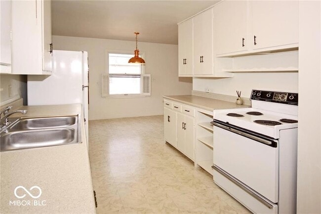 Building Photo - 210 W Sycamore St