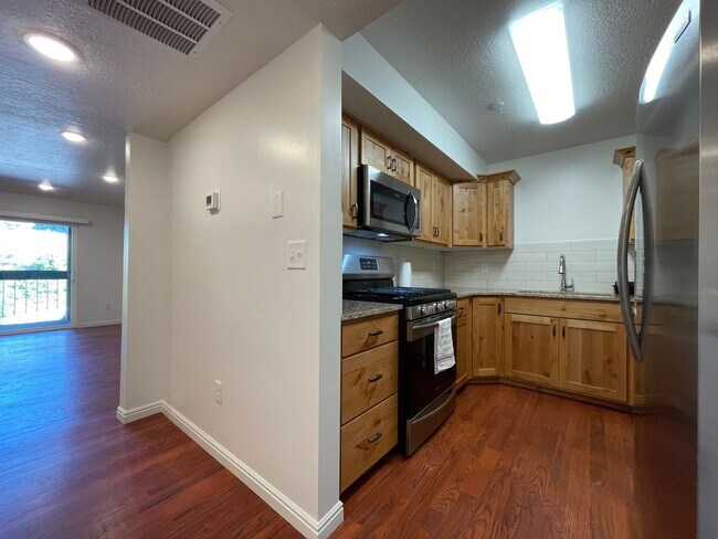 Building Photo - Remodeled 2 Bedroom 2 Bathroom Condo Near BYU