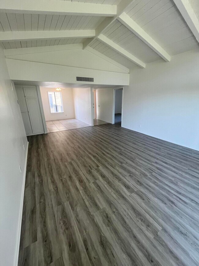 Building Photo - 1407 N Sunrise Way