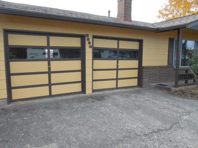 Building Photo - 2860 Willow Dr