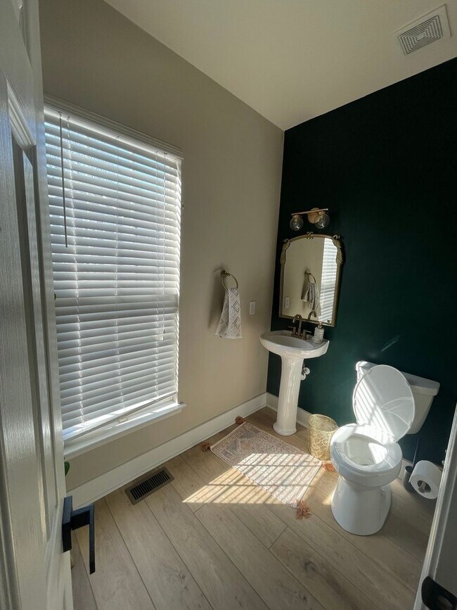 Building Photo - Charming 2-3 BR Townhome in South Park Cha...