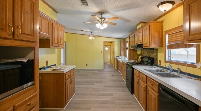 Building Photo - 10991 FM 1484 Rd