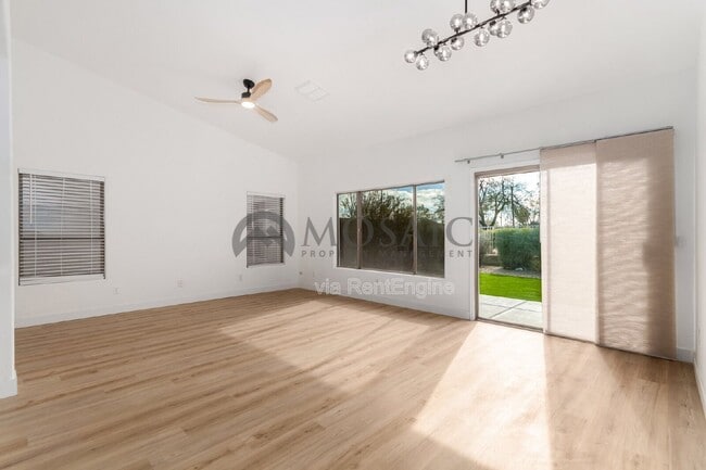 Building Photo - 1567 E Black Diamond Dr