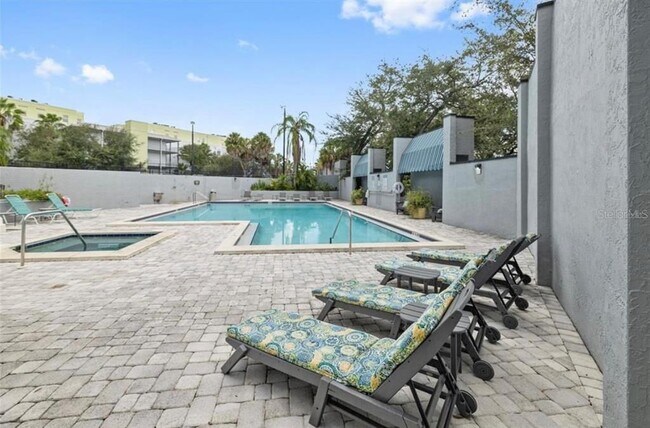 Building Photo - 201 W Laurel St