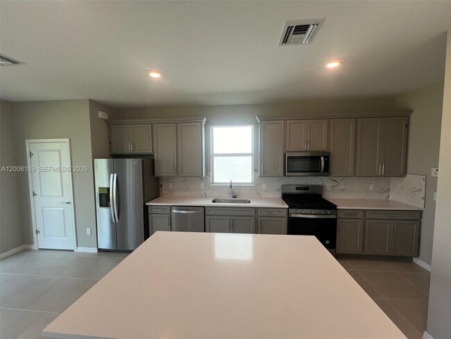 Building Photo - 12222 SW Myrtle Oak Dr