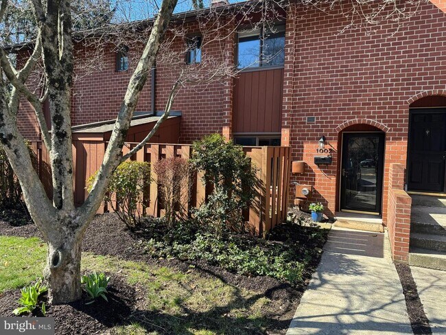 Building Photo - 1002 Worthington Dr