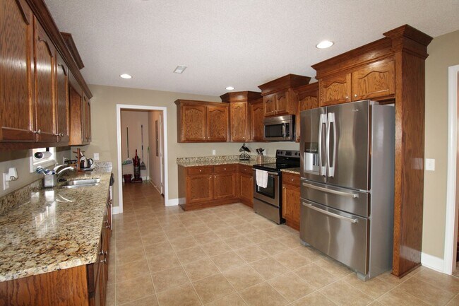 Building Photo - Popular Linwood Plantation - 3/2, huge fen...