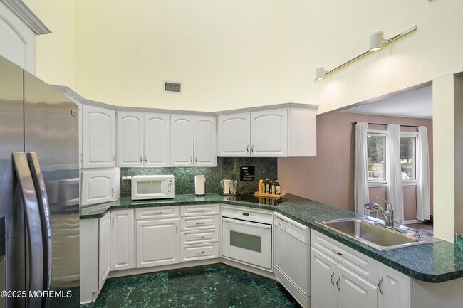 Building Photo - 410 Hemlock Dr