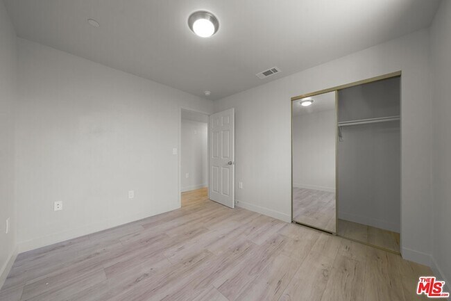 Building Photo - 236 W 84th Pl