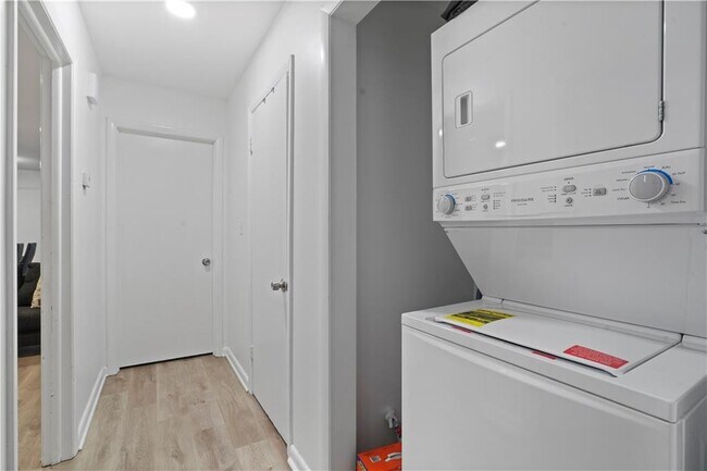 Building Photo - 1847 Elmwood Dr