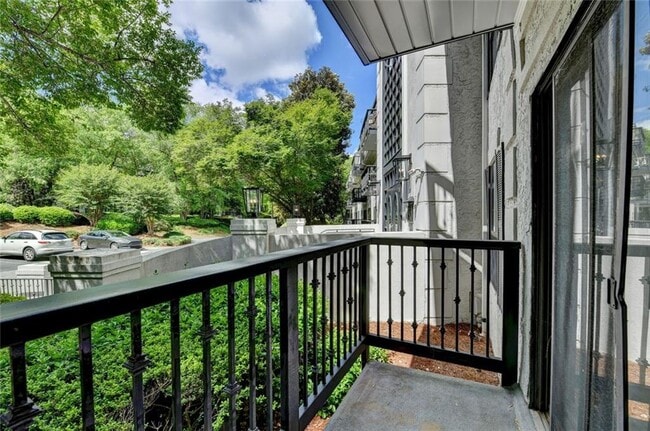 Building Photo - 4101 Pine Heights Dr NE